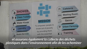 Dans le plus grand bidonville du Kenya, léchange de plastiques contre des services  AFP.mp4