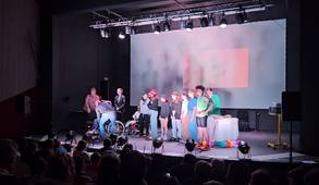 Retour d'Andie au collège !scène de la pièce.mp4