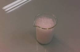 Réaction chimique entre l'hydrogénocarbonate de sodium et l'acide acétique